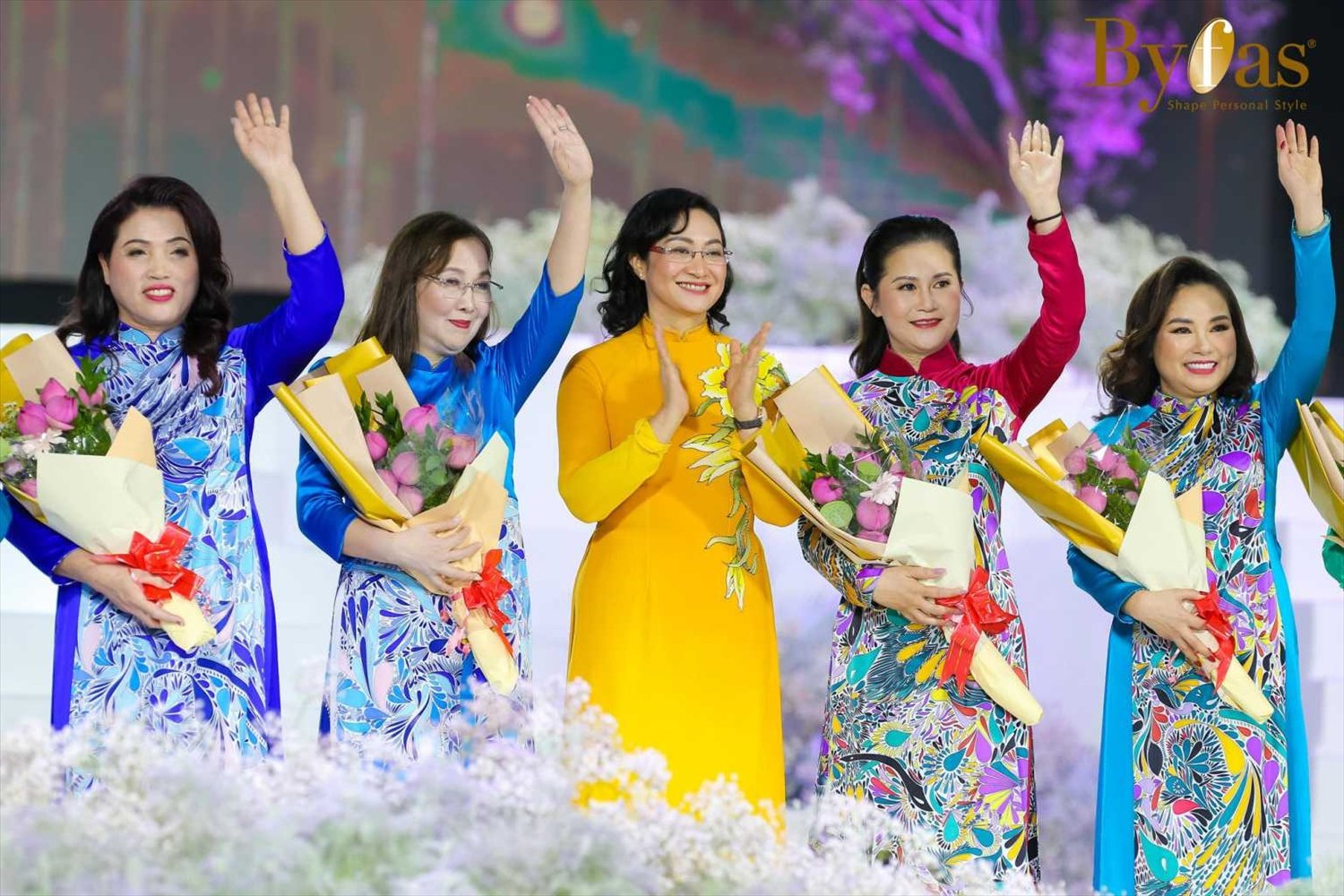 Sắc hoa yêu thương là thông điệp mà nhà thiết kế Anna Hạnh Lê – thương hiệu BYFAS muốn gửi gắm.