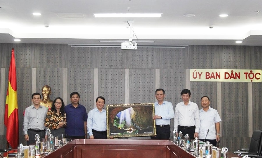 Đoàn công tác tặng quà Ủy ban Dân tộc Đoàn công tác tặng quà Ủy ban Dân tộc