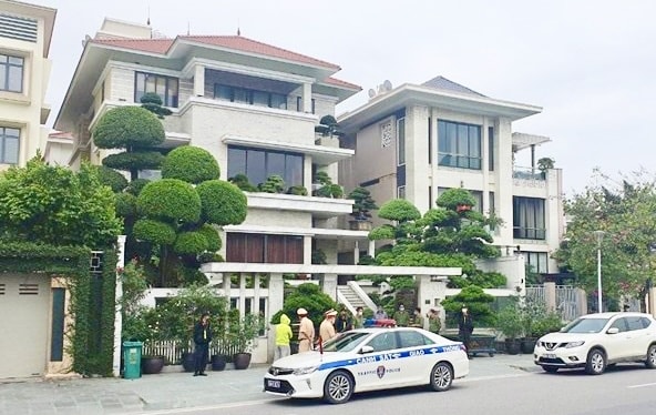 Cơ quan chức năng đang tiến hành khám xét nhà ông Phạm Hồng Hà, nguyên Chủ tịch UBND Tp. Hạ Long Cơ quan chức năng đang tiến hành khám xét nhà ông Phạm Hồng Hà, nguyên Chủ tịch UBND Tp. Hạ Long