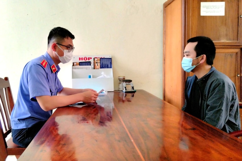 Đối tượng Cứ A Sử bị Kiểm sát viên Viện Kiểm sát Nhân dân huyện Tủa Chùa (tỉnh Điện Biên) tiến hành tống đạt cáo trạng.