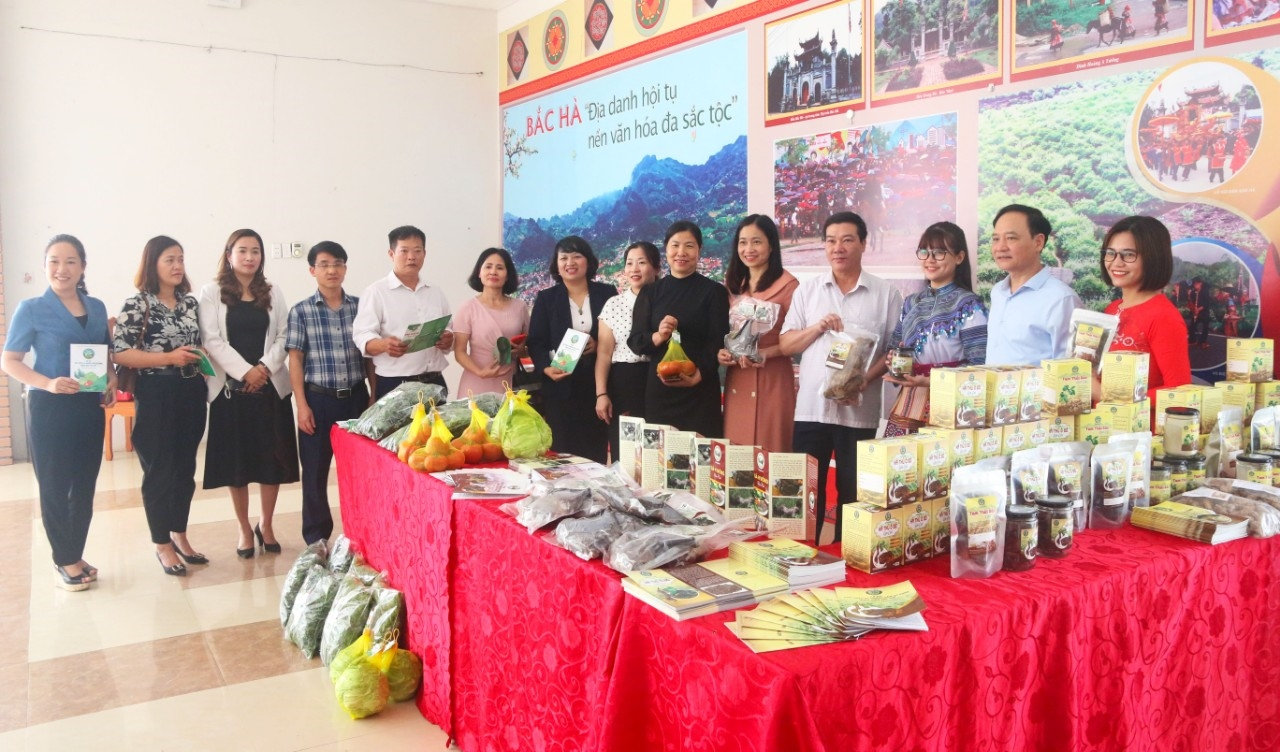 Các đại biểu tham quan khu trưng bày sản phẩm Các đại biểu tham quan khu trưng bày sản phẩm