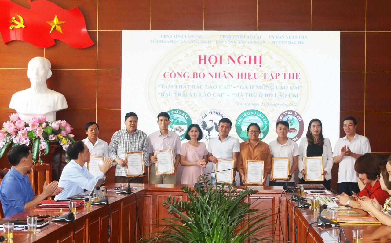 Trao Giấy chứng nhận quyền sử dụng nhãn hiệu tập thể Trao Giấy chứng nhận quyền sử dụng nhãn hiệu tập thể