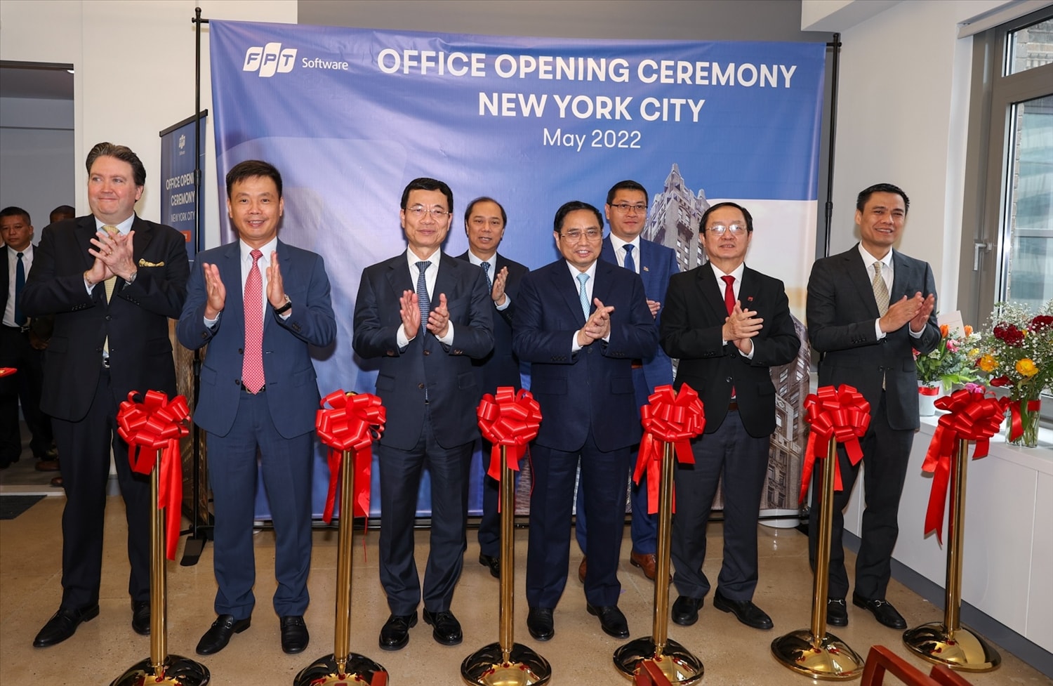 Thủ tướng Phạm Minh Chính và các đại biểu cắt băng khai trương Văn phòng FPT Software tại New York - Ảnh VGP/Nhật Bắc Thủ tướng Phạm Minh Chính và các đại biểu cắt băng khai trương Văn phòng FPT Software tại New York - Ảnh VGP/Nhật Bắc