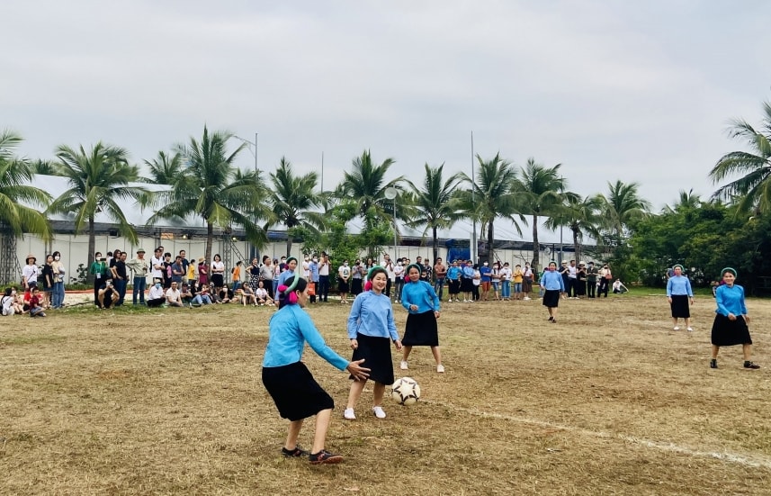 Trận đấu bóng đá nữ của dân tộc Sán Chỉ (Bình Liêu) với trang phục dân tộc cũng là một trong chuỗi các hoạt động tổ chức của chương trình