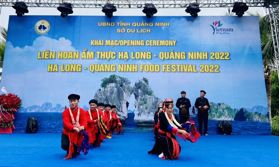Múa rồng - trong trích đoạn Lễ cấp sắc của người Dao Thanh Y (xã Bằng Cả, Tp. Hạ Long) 