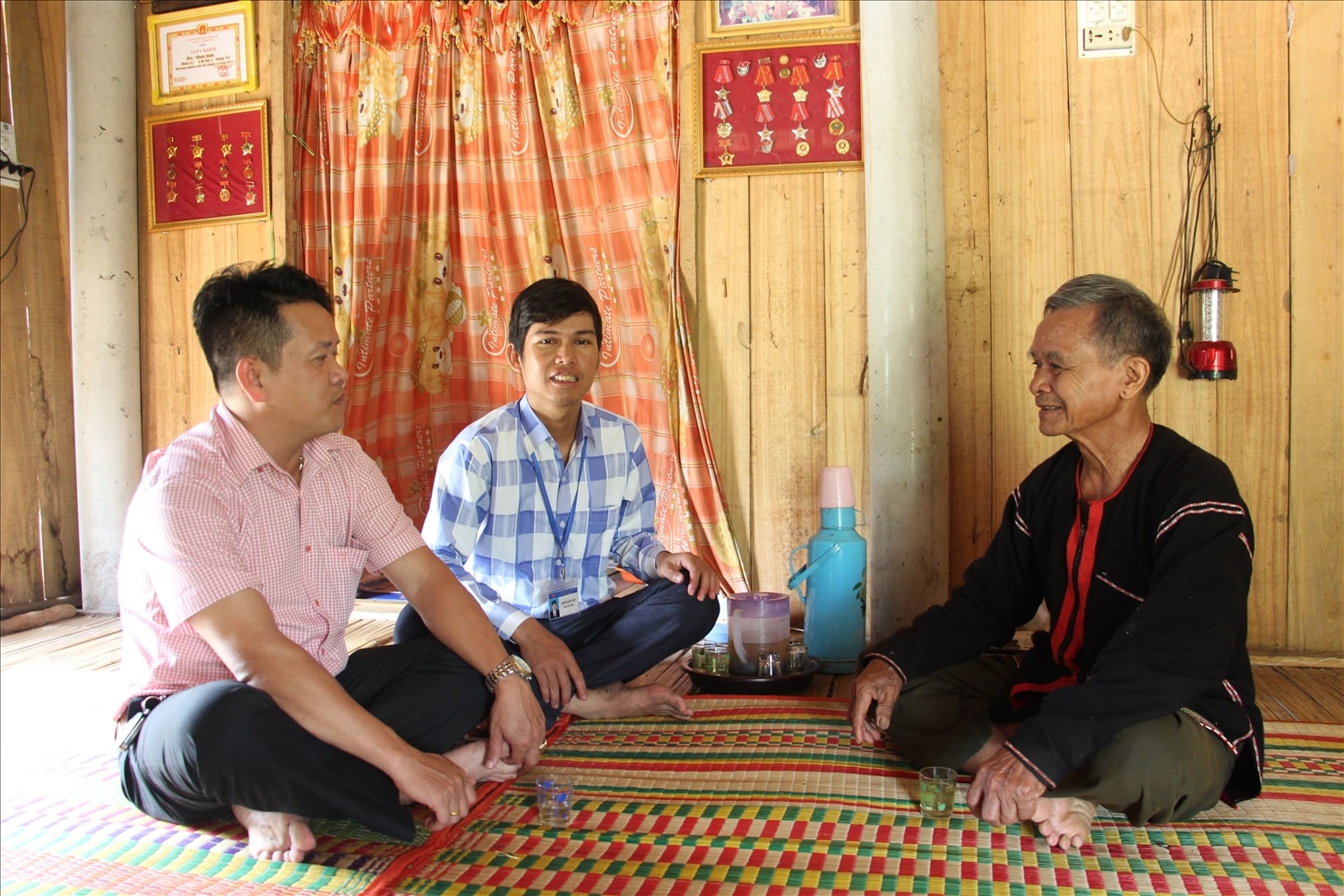 Già làng Đinh Sinh (ngoài cùng bên phải) được xem là “vua hòa giải” tại xã Bok Tới, huyện Hoài Ân