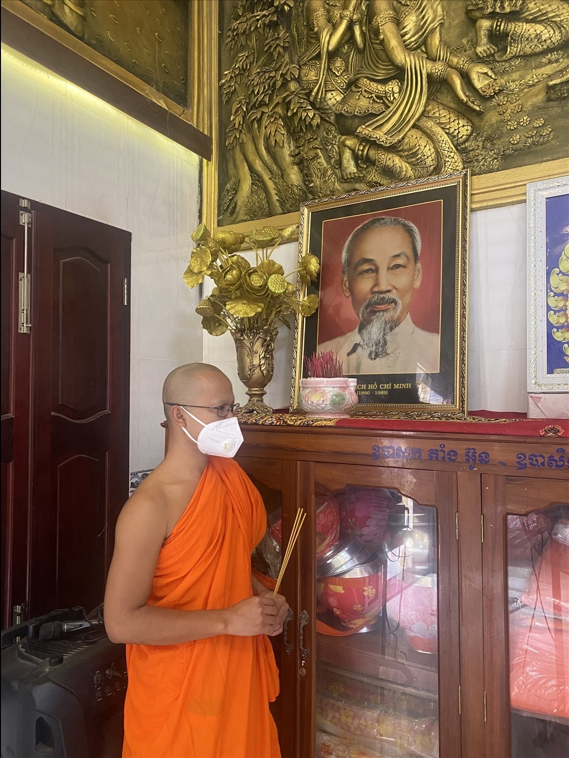 Thực hiện dâng hương vào thứ hai hàng tuần tại chùa