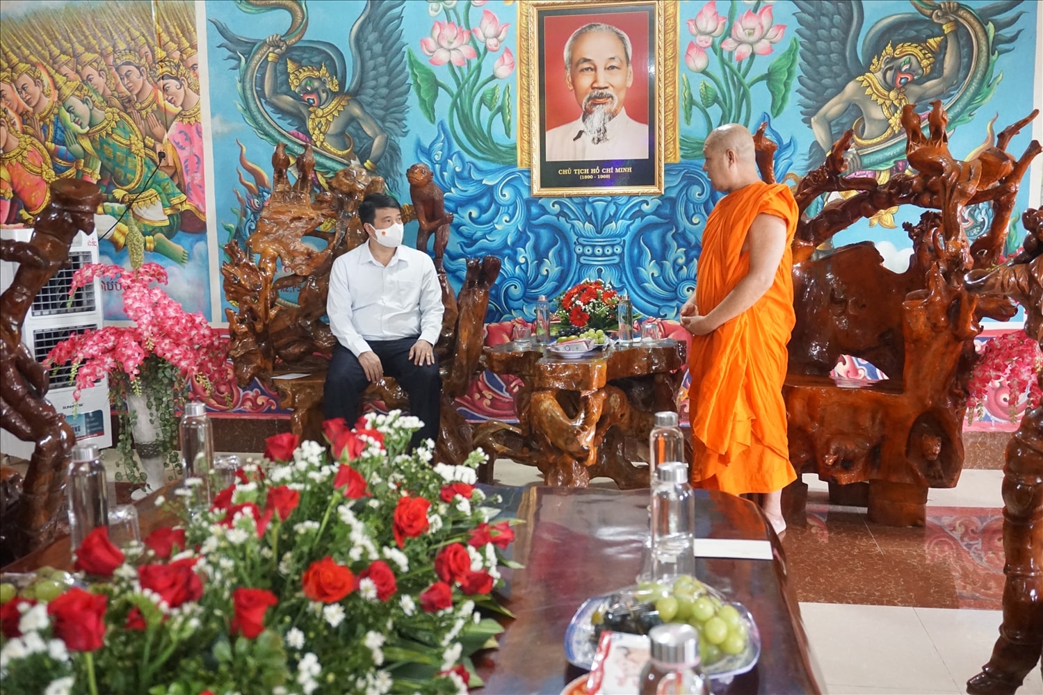 Ảnh Bác Hồ được treo trang nghiêm nơi đón khách tại chúc Sôm Rông 