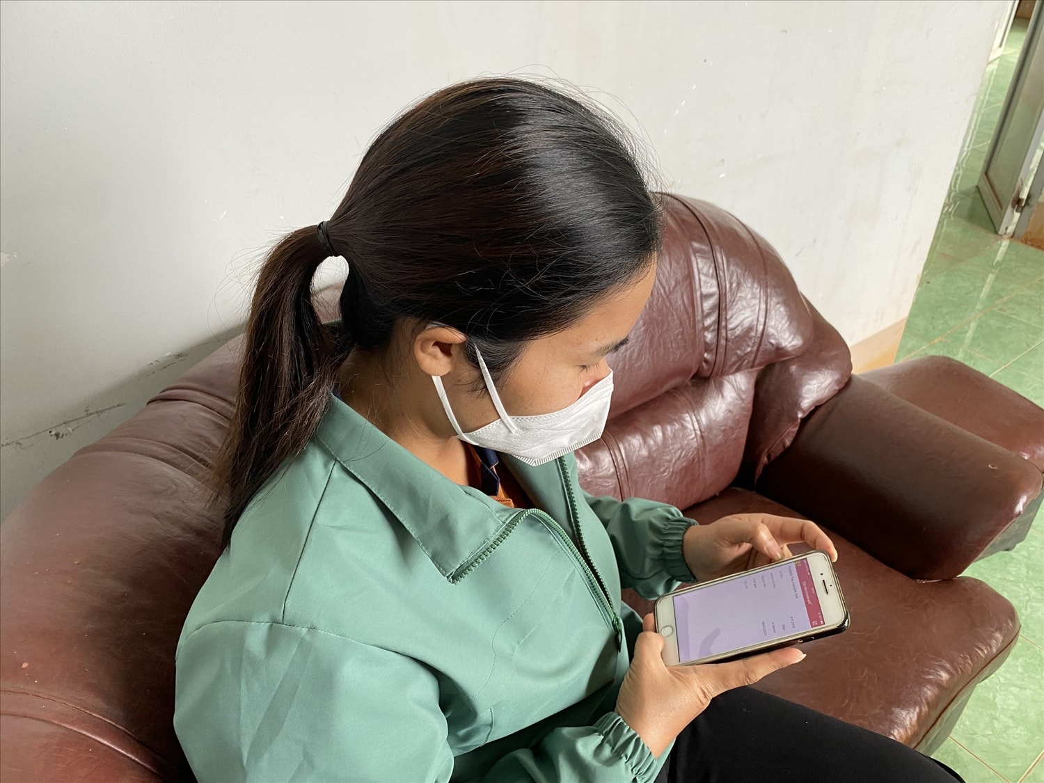 Chị H’H. bức xúc thường xuyên bị đối tượng đòi nợ thuê gọi điện, nhắn tin làm làm phiền