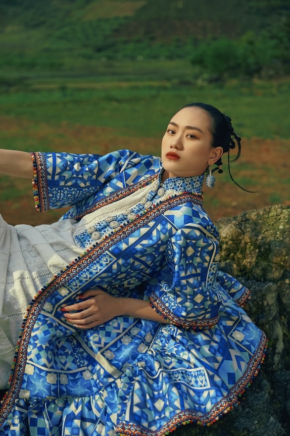Sự phối hợp nhịp nhàng giữa màu sắc và hình khối, tôn lên vẻ đẹp của văn hóa Tây Bắc