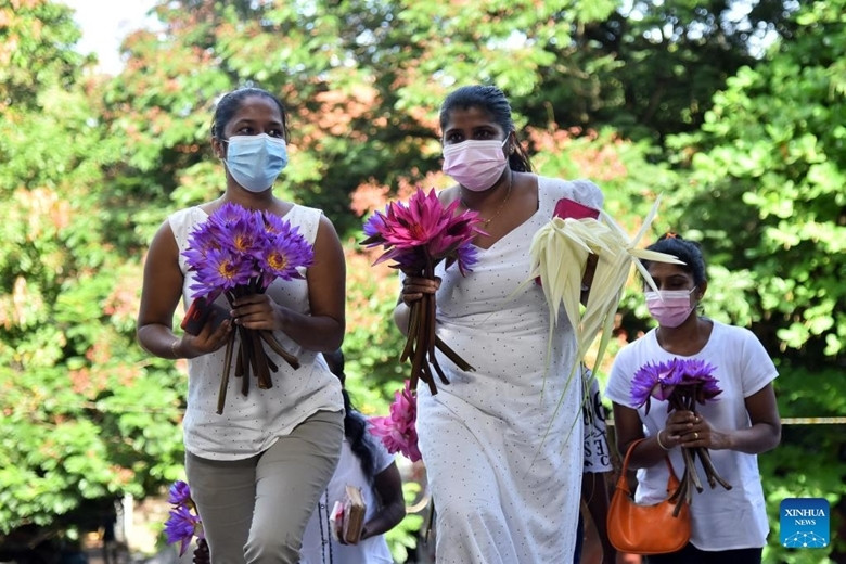 Người dân đeo khẩu trang khi tham gia các hoạt động nghi lễ tôn giáo của Đại lễ Vesak tại Đền Kelaniya ở Colombo, Sri Lanka, ngày 15/5/2022. (Ảnh: Xinhua) Người dân đeo khẩu trang khi tham gia các hoạt động nghi lễ tôn giáo của Đại lễ Vesak tại Đền Kelaniya ở Colombo, Sri Lanka, ngày 15/5/2022. (Ảnh: Xinhua)