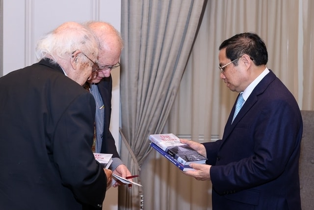 Ông John McAuliff và nhóm những người bạn Thủ tướng cuốn sách viết về Ký ức Chiến tranh. Ảnh VGP/Nhật Bắc Ông John McAuliff và nhóm những người bạn Thủ tướng cuốn sách viết về Ký ức Chiến tranh. Ảnh VGP/Nhật Bắc