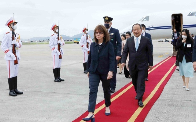 Lễ đón Tổng thống Cộng hòa Hy Lạp Katerina Sakellaropoulou tại Sân bay quốc tế Nội Bài (Hà Nội), chiều 15/5. (Ảnh: TTXVN) Lễ đón Tổng thống Cộng hòa Hy Lạp Katerina Sakellaropoulou tại Sân bay quốc tế Nội Bài (Hà Nội), chiều 15/5. (Ảnh: TTXVN)