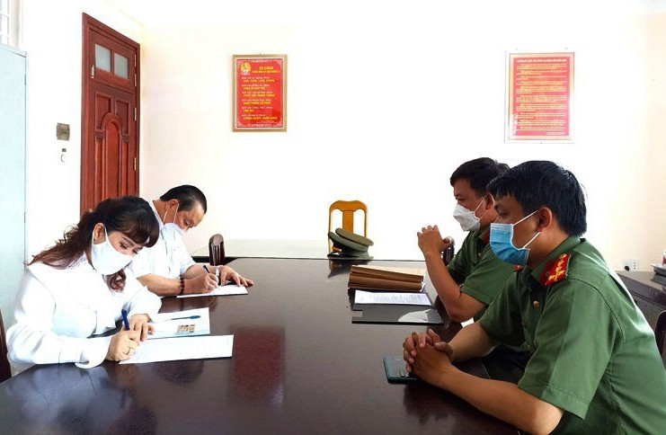 Bà Thương và ông Truyền làm tường trình tại cơ quan Công an