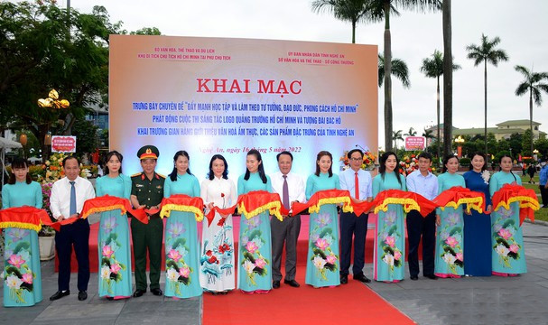 Các đại biểu cắt băng khai trương Triển lãm chuyên đề “Đẩy mạnh học tập và làm theo tư tưởng, đạo đức, phong cách Hồ Chí Minh” Các đại biểu cắt băng khai trương Triển lãm chuyên đề “Đẩy mạnh học tập và làm theo tư tưởng, đạo đức, phong cách Hồ Chí Minh”