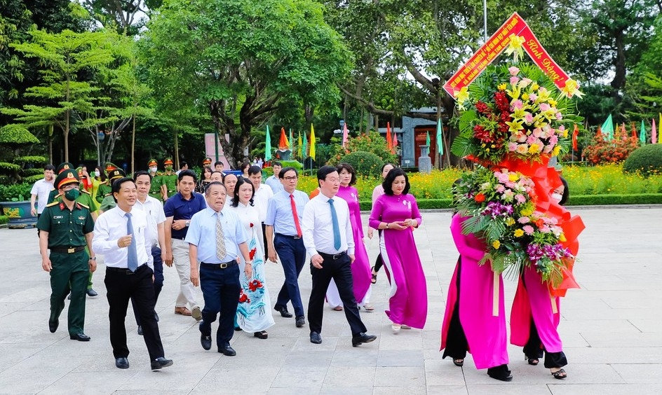 Đoàn đại biểu dự lễ vào dâng hoa, dâng hương tưởng niệm Chủ tịch Hồ Chí Minh Đoàn đại biểu dự lễ vào dâng hoa, dâng hương tưởng niệm Chủ tịch Hồ Chí Minh