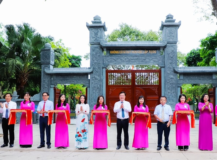 Cắt băng khánh thành cổng Tam quan tại Khu Di tích Kim Liên Cắt băng khánh thành cổng Tam quan tại Khu Di tích Kim Liên