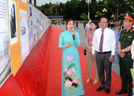 Các đại biểu nghe thuyết minh và xem chuyên đề “Đẩy mạnh học tập và làm theo tư tưởng, đạo đức, phong cách Hồ Chí Minh” Các đại biểu nghe thuyết minh và xem chuyên đề “Đẩy mạnh học tập và làm theo tư tưởng, đạo đức, phong cách Hồ Chí Minh”