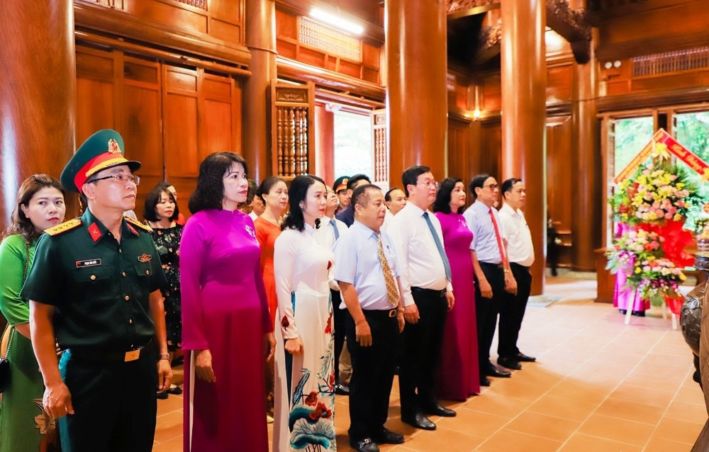 Đoàn đại biểu bày tỏ lòng biết ơn vô hạn, kính trọng sâu sắc đối với tư tưởng vĩ đại và cuộc đời cao đẹp của Người Đoàn đại biểu bày tỏ lòng biết ơn vô hạn, kính trọng sâu sắc đối với tư tưởng vĩ đại và cuộc đời cao đẹp của Người