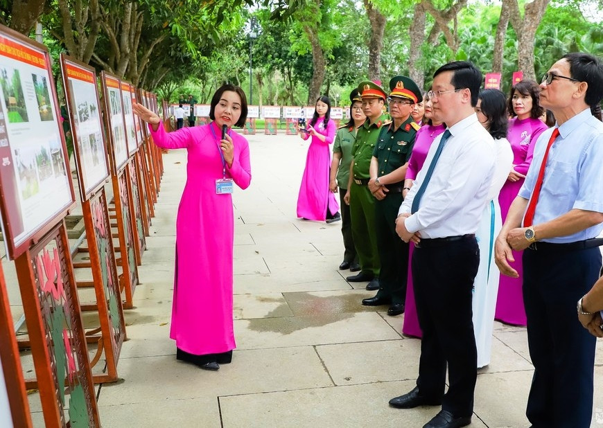 Các đại biểu lắng nghe thuyết trình về cuộc đời và sự nghiệp của Chủ tịch Hồ Chí Minh Các đại biểu lắng nghe thuyết trình về cuộc đời và sự nghiệp của Chủ tịch Hồ Chí Minh