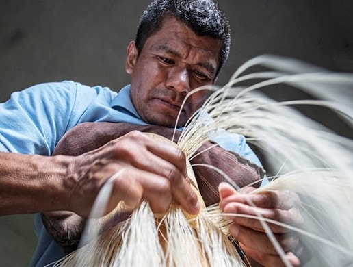 Nghệ nhân Simón Espinal làm mũ phớt Panama