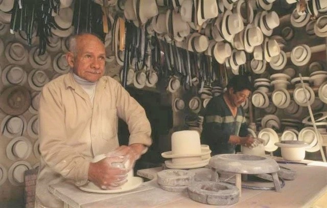 Một cửa hiệu sản xuất và bán mũ phớt Panama