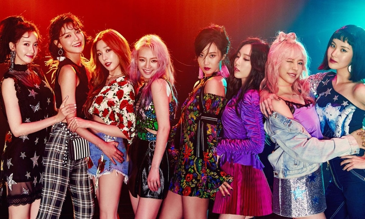 8 thành viên SNSD trong một buổi chụp hình