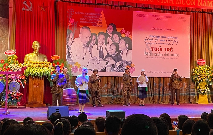 Tiết mục của Đội nghệ thuật quần chúng đồng bào Thổ, huyện Quỳ Hợp, Nghệ An biểu diễn tại lễ khai mạc. 