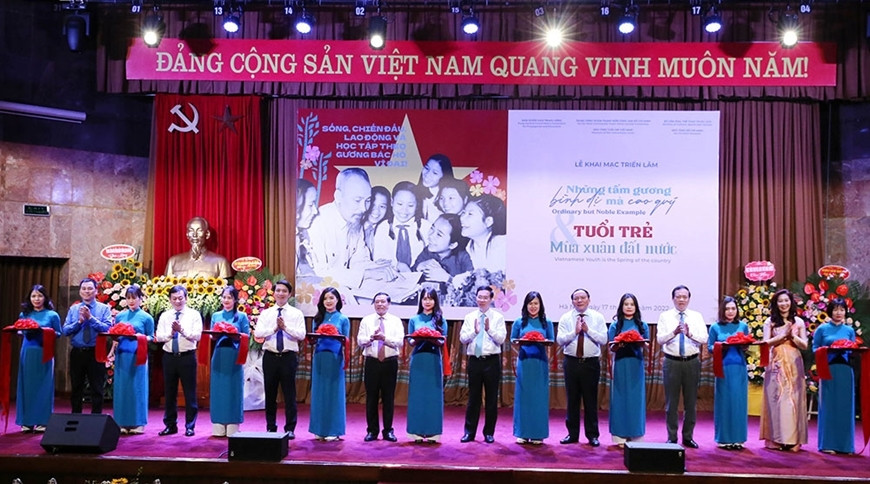  Các đại biểu cắt băng khai mạc Triển lãm