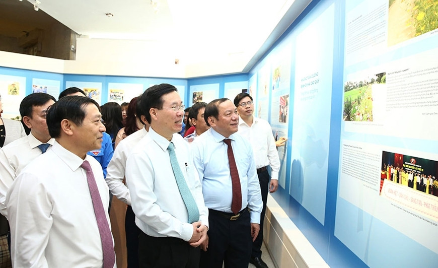 Đại biểu tham quan Triển lãm. 