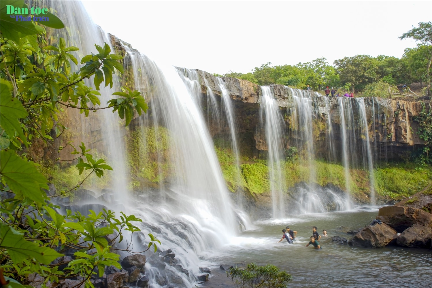 Tuy còn hoang sơ nhưng thác Mơ mang vẻ đẹp hiền hòa và yên bình, là điểm đến lý tưởng cho những ai yêu thích khám phá, thưởng ngoạn Tuy còn hoang sơ nhưng thác Mơ mang vẻ đẹp hiền hòa và yên bình, là điểm đến lý tưởng cho những ai yêu thích khám phá, thưởng ngoạn
