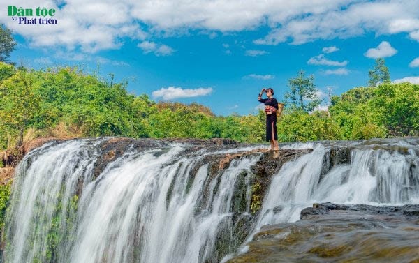 Trên đỉnh thác Mơ, dòng nước hòa cùng trời mây xanh ngát khiến khung cảnh trở nên lãng mạng Trên đỉnh thác Mơ, dòng nước hòa cùng trời mây xanh ngát khiến khung cảnh trở nên lãng mạng