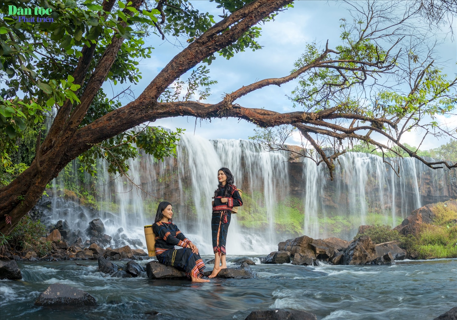 Trên đỉnh thác Mơ, dòng nước hòa cùng trời mây xanh ngát khiến khung cảnh trở nên lãng mạng Thác Mơ là niềm tự hào của người dân Gia Rai nơi đây