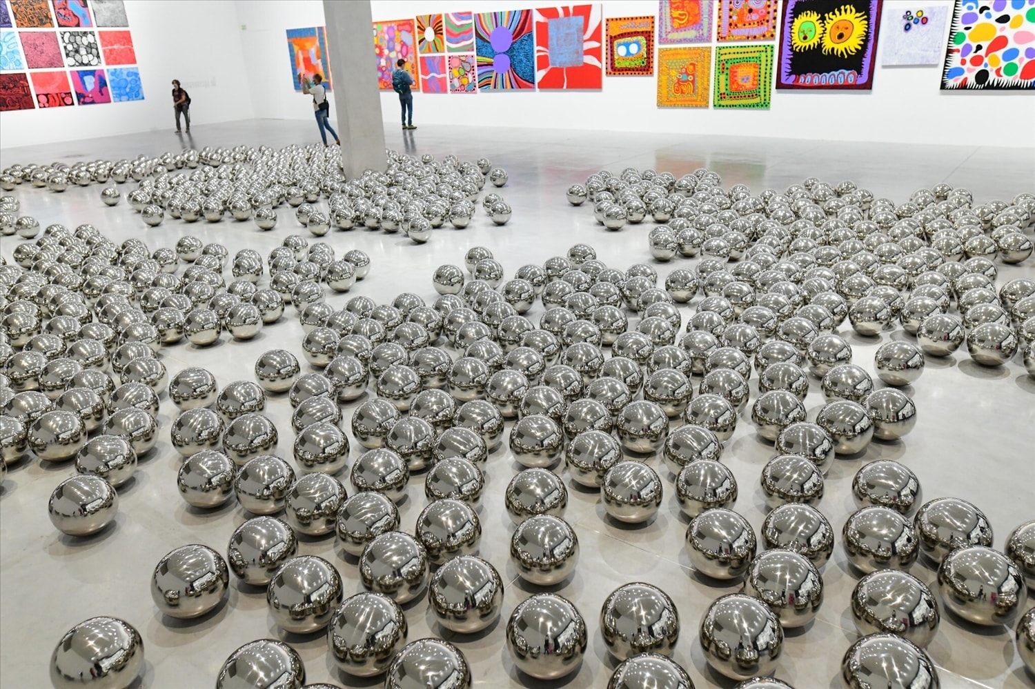 Triển lãm bí ngô chấm bi màu vàng và đen của nghệ sĩ Nhật Bản Yayoi Kusama tại Triển lãm của nghệ sĩ Nhật Bản tại Phòng Vô cực của Bảo tàng Nghệ thuật Tel Aviv v