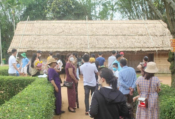Lễ hội Làng Sen là dịp để Nhân dân cả nước bày tỏ lòng thành kính, biết ơn vô hạn đối với Bác