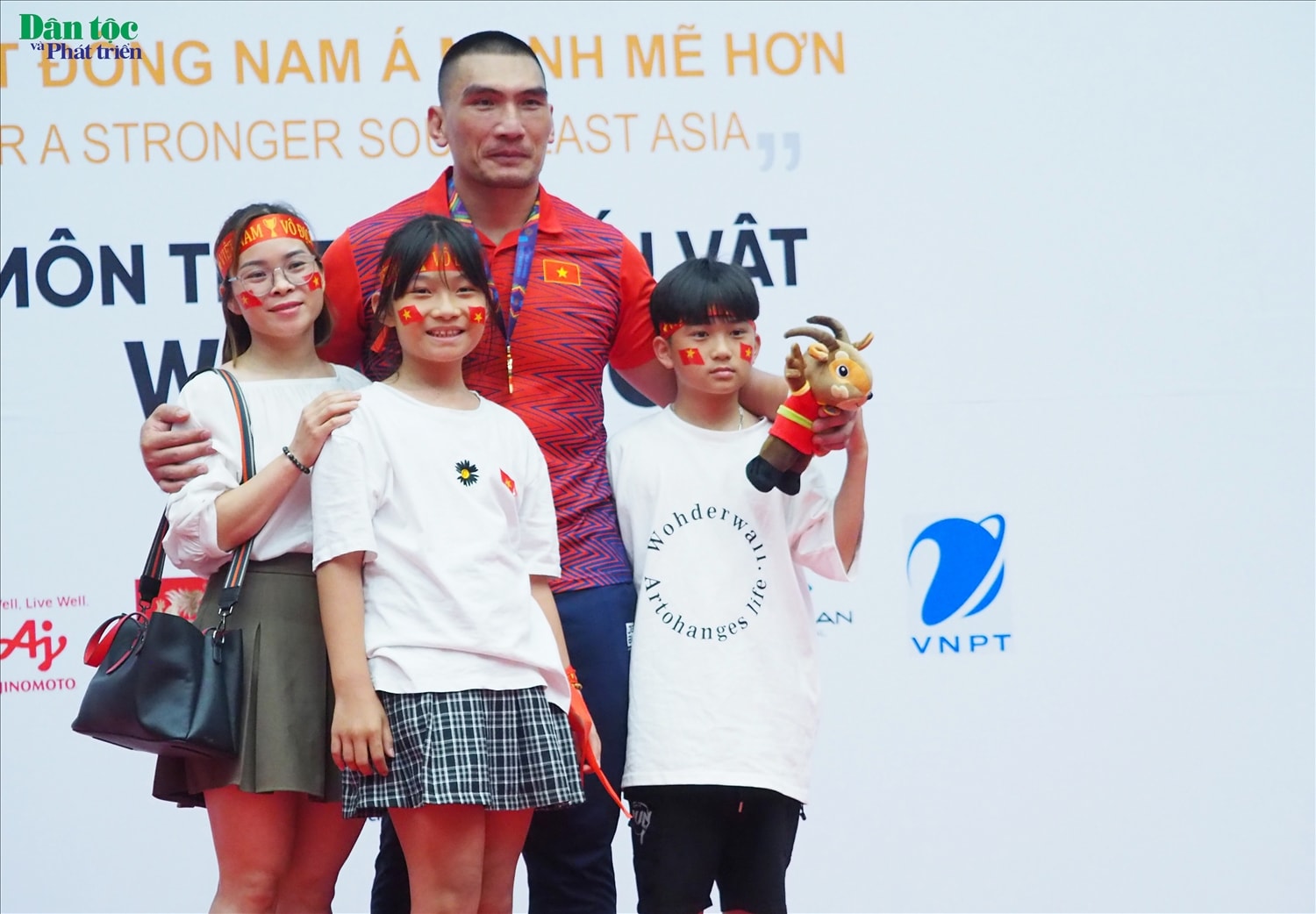 Hà Văn Hiếu chia niềm vui cùng cậu con trai