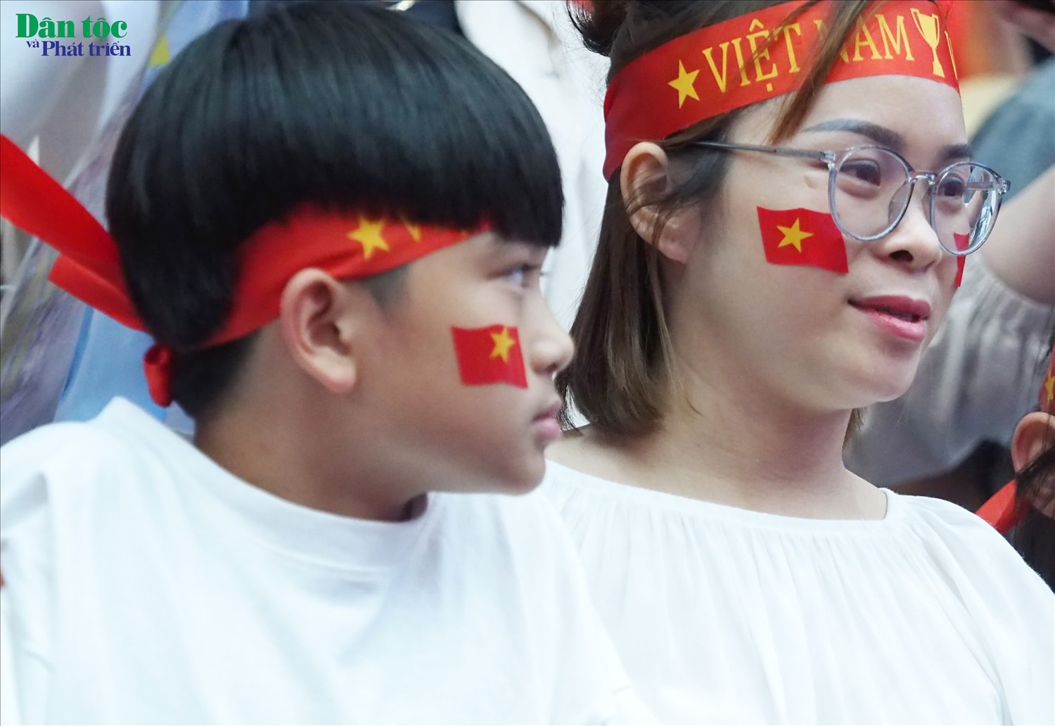 Gia đình, người hâm mộ mang băng zôn đến để cổ vũ cho “người khổng lồ”