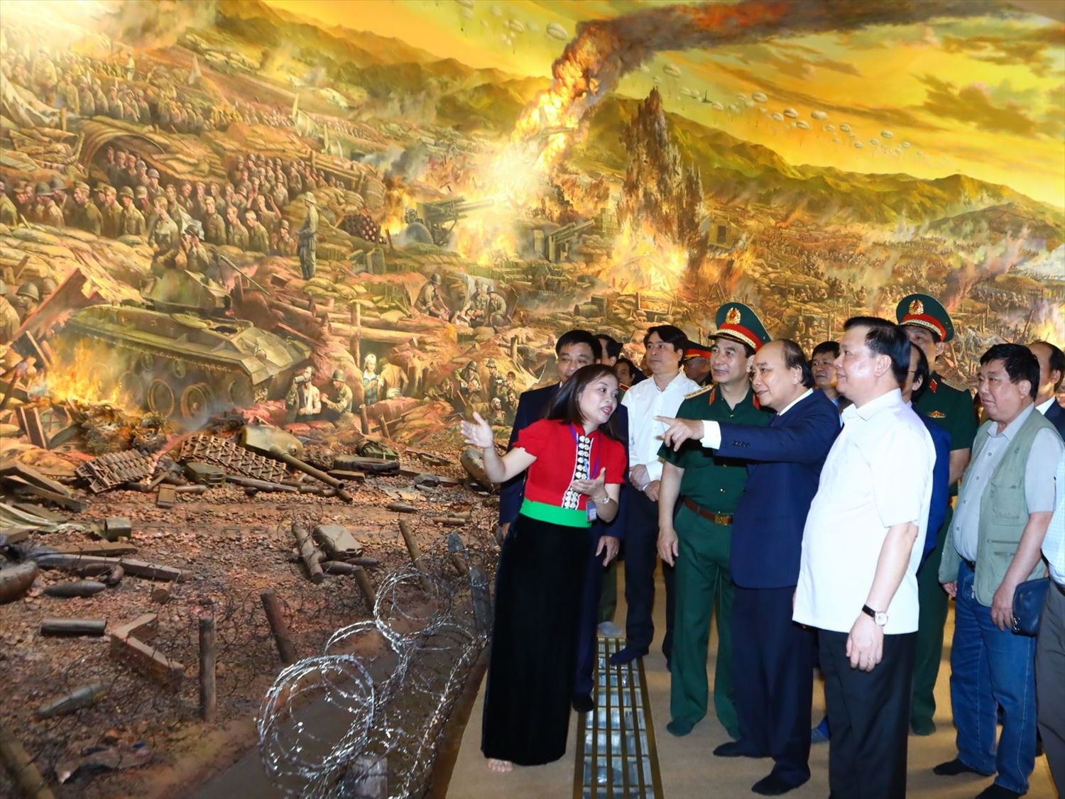 Chủ tịch nước Nguyễn Xuân Phúc tham quan bức tranh Panorama 