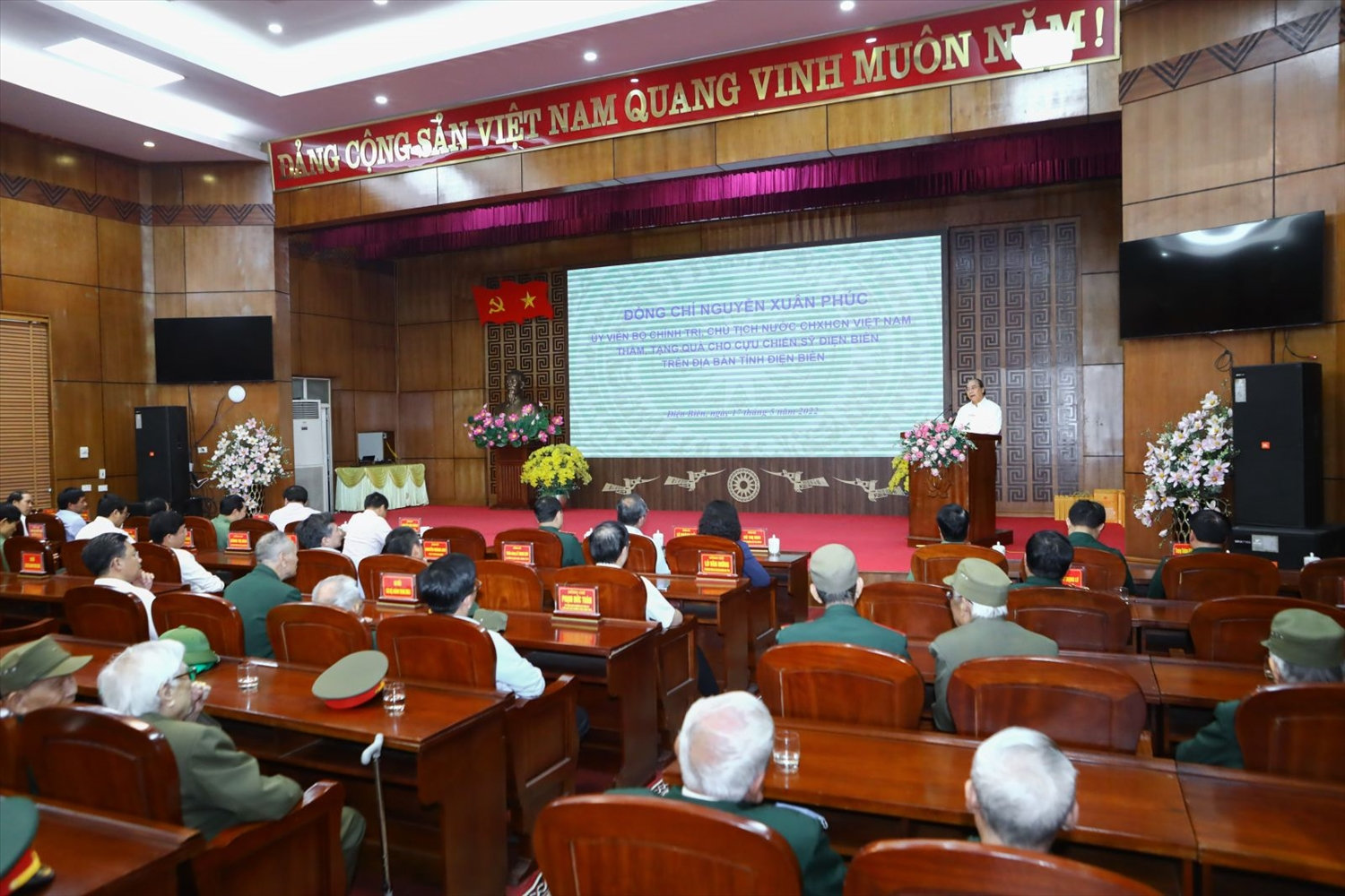 Toàn cảnh buổi trao quà. Ảnh: VPCTN