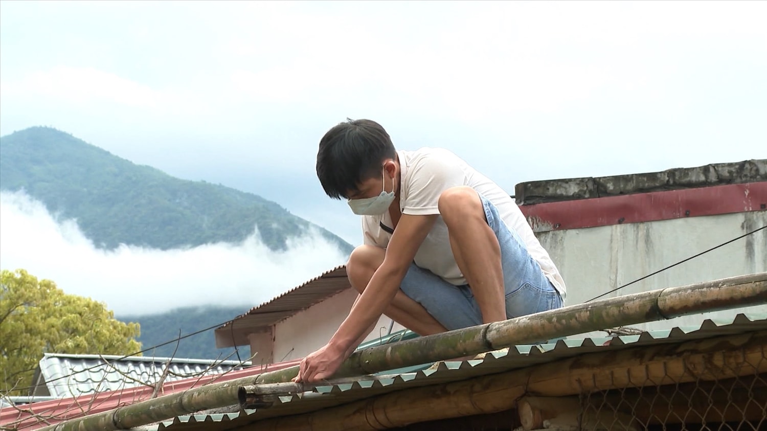 Anh Lò Văn Hềm chủ động gia cố, chằng buộc lại nhà cửa trước mùa mưa