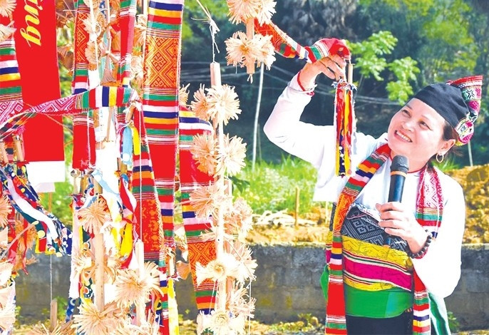 Chị Hương không chỉ ở vai trò nữ trưởng thôn, mà còn là một nghệ nhân văn hóa