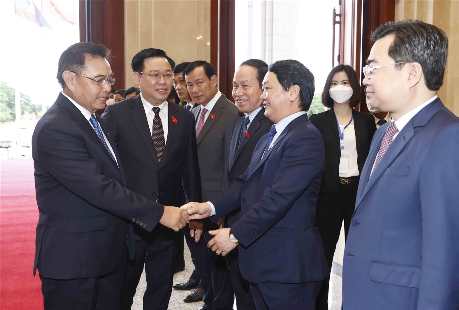 Chủ tịch Quốc hội Vương Đình Huệ giới thiệu Bộ trưởng, Chủ nhiệm Ủy ban Dân tộc Hầu A Lềnh -thành viên Đoàn đại biểu cấp cao Quốc hội Việt Nam. Ảnh: Quochoi.vn