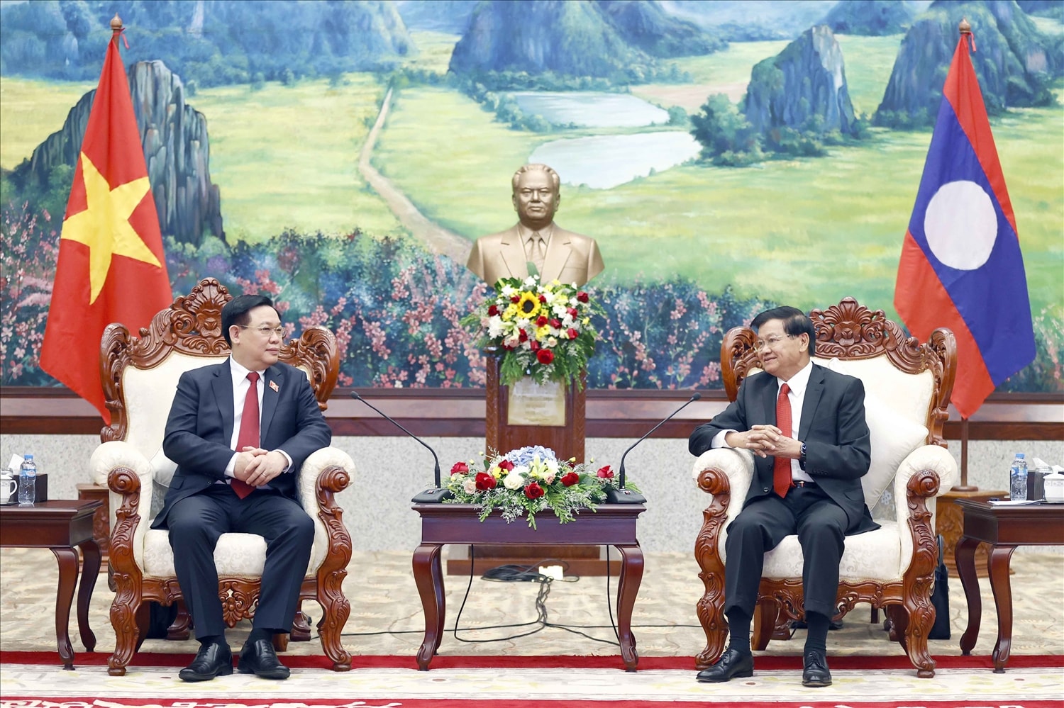 Chủ tịch Quốc hội Vương Đình Huệ đã chào xã giao Tổng Bí thư, Chủ tịch nước Lào Thongloun Sisoulith. Ảnh: Quochoi.vn