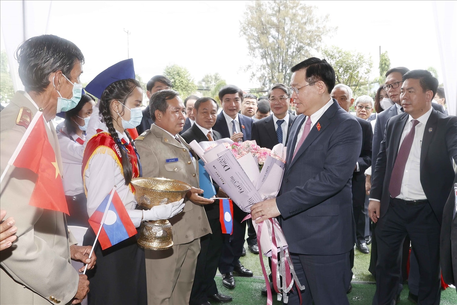 Thầy và trò Trường Dân tộc nội trú tỉnh Champasak chào đón Chủ tịch Quốc hội Vương Đình Huệ và Đoàn đại biểu cấp cao Quốc hội Việt Nam. Ảnh: Quochoi.vn