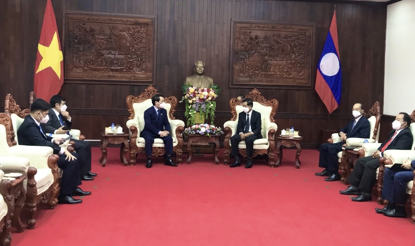 Bộ trưởng, Chủ nhiệm Ủy ban Dân tộc Hầu A Lềnh chào xã giao Chủ tịch Uỷ ban Trung ương Mặt trận Lào xây dựng đất nước Sinlavong Khoutphaythoune. Ảnh: Quốc Thắng