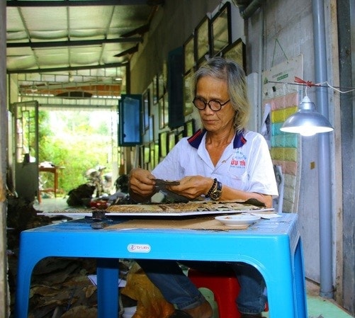 Nghệ nhân sáng tác những tác phẩm độc đáo từ sen