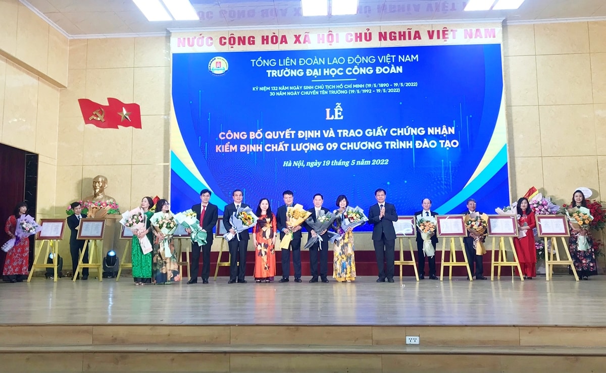 Tập thể Trường Đại học Công đoàn nhận Giấy chứng nhận kiểm định chất lượng giáo dục 9 chương trình đào tạo