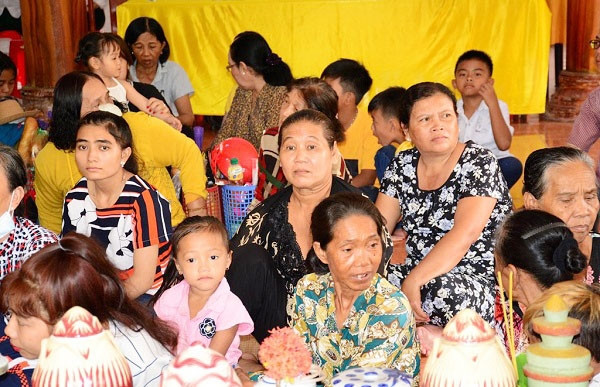 Tuyên truyền nâng cao nhận thức cho đồng bào để xóa bỏ các hủ tục, tập quán lạc hậu trong hôn nhân và gia đình