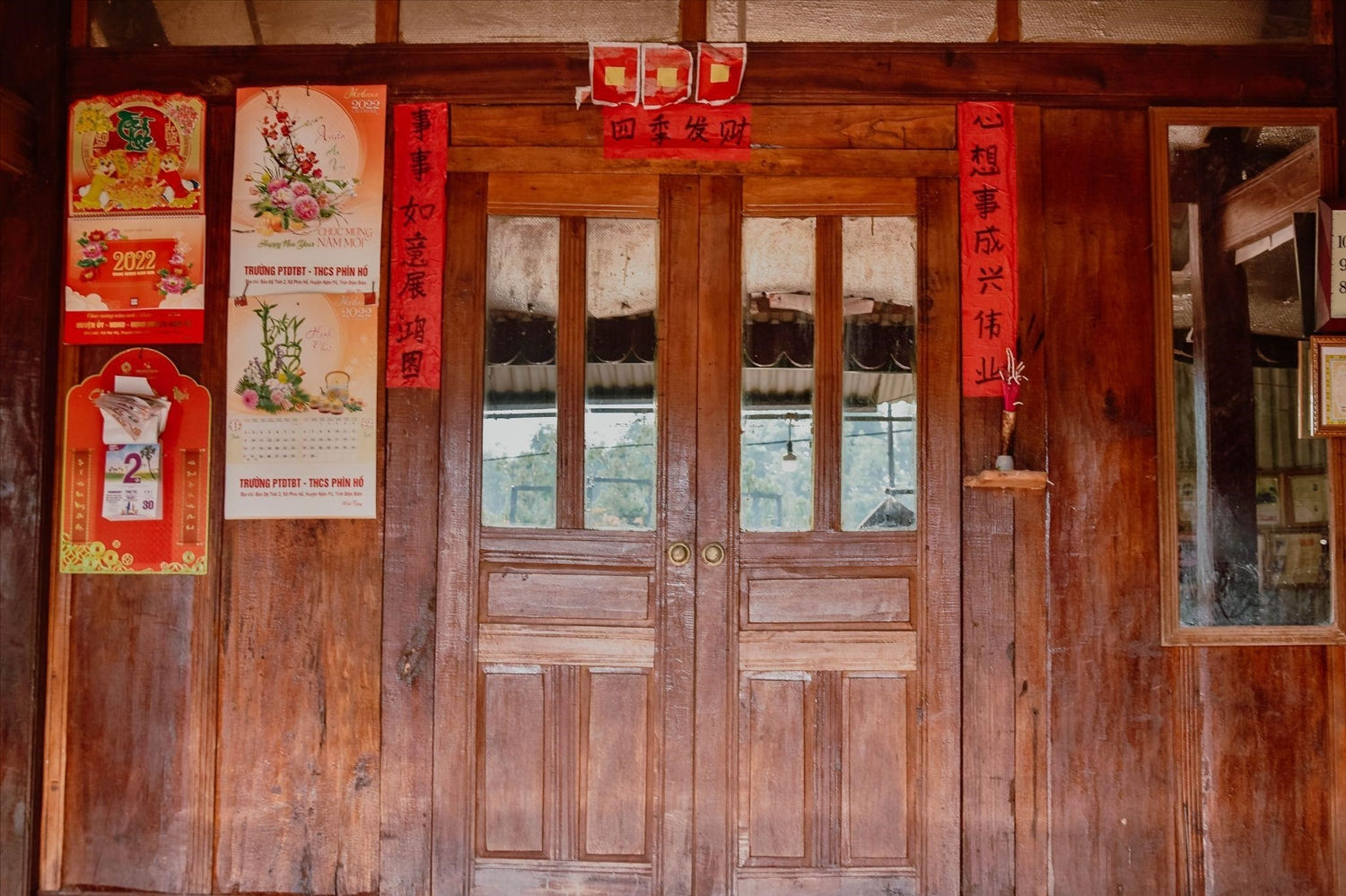 Nhà  ở đây thường có 3 loại: nhà 3 gian hai chái, nhà chữ Môn và chữ Khẩu. Vật liệu xây nhà thường là gỗ, gạch mộc. Ngói lợp bằng tôn (nếu nhà có điều kiện) hoặc quế, lá tre, phên nứa