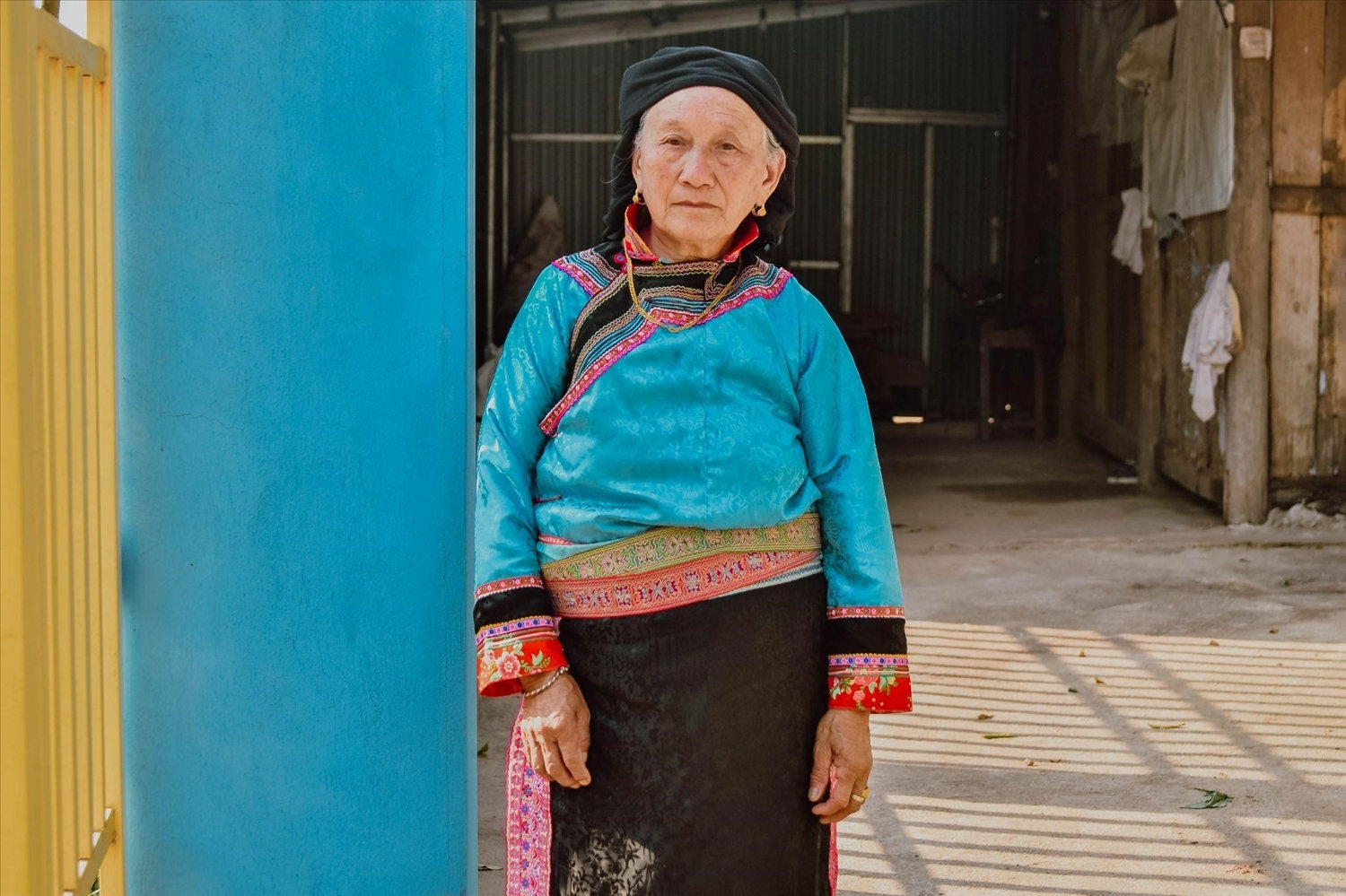Người Hoa thường tự may trang phục tại nhà, họ ưa chuộng hoa văn thổ cẩm và màu sắc tươi sáng
